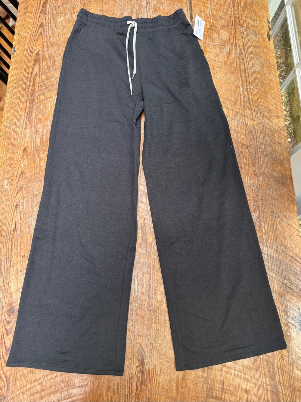 Vuori Halo Essential Black Wide-Leg Pants with Drawstring - Picture 3 of 7